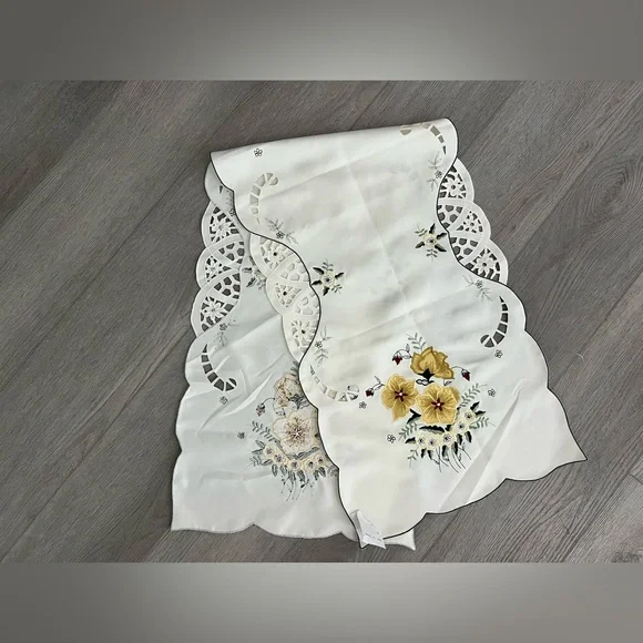 Floral Embroidered Table Runner - Picture 4 of 7